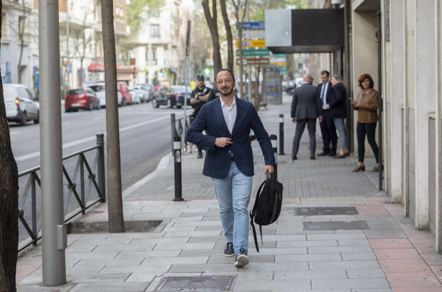 El vicepresidente del Congreso, el socialista Alfonso Rodríguez Gómez de Celis, a su llegada a la reunión de la Ejecutiva Federal del PSOE, en la sede de Ferraz,  a 10 de abril de 2023, en Madrid (España). Tras el parón de Semana Santa, los partidos polít