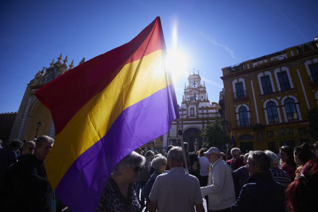 Archivo - Contraluz de una bandera republicana durante la concentración de colectivos memorialistas de Sevilla ante la basílica de la Macarena, a 6 de noviembre de 2022 en Sevilla (Andalucía, España).