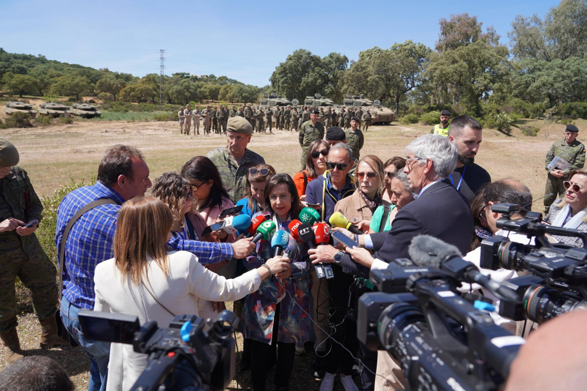 Margarita Robles atiende a los periodistas en la base militar de Cerro Muriano (Córdoba).