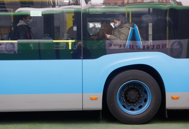 Archivo - Varias personas con mascarilla en un autobús de la EMT, en las inmediaciones de Plaza de Castilla, a 7 de febrero de 2023, en Madrid (España). El Consejo de Ministros aprueba hoy la modificación del Real Decreto del 19 de abril de 2022 por el qu
