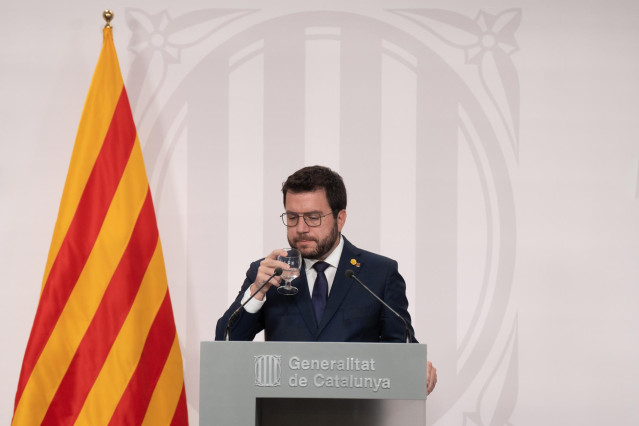 Archivo - El presidente de la Generalitat, Pere Aragonès, bebe agua durante una rueda de prensa