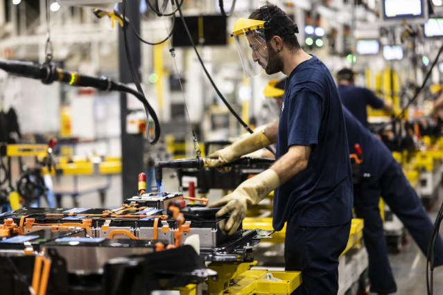 Archivo - Varios empleados en la planta automovilística de Stellantis.