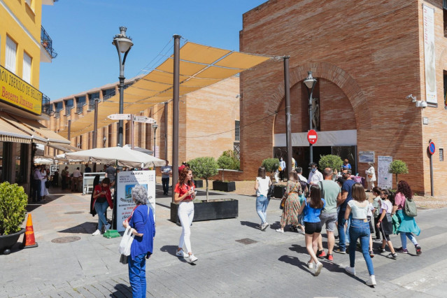 Turistas en la puerta del Museo de ARte Romano de Mérida.