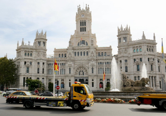 Archivo - Una grúa pasa por el Palacio de Cibeles durante una protesta por la ‘uberización’ del sector, a 7 de octubre de 2022, en Madrid (España). La concentración ha sido impulsada por la Asociación Nacional de Empresas de Salvamento y Auxilio en Vías P