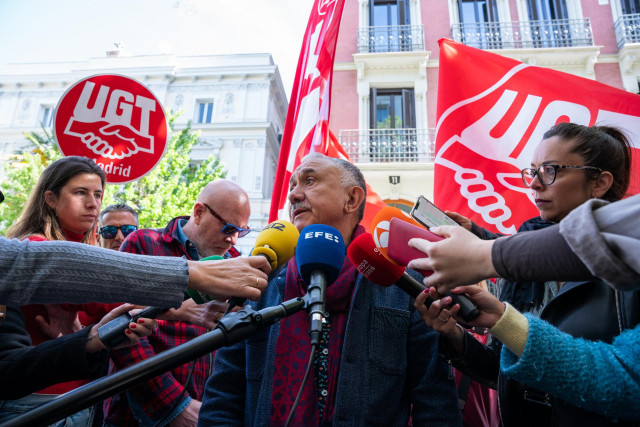 El secretario general de UGT, Pepe Álvarez, atiende a medios durante una concentración ante la Embajada de Francia contra la reforma de las pensiones en Francia, a 13 de abril de 2023, en Madrid (España).