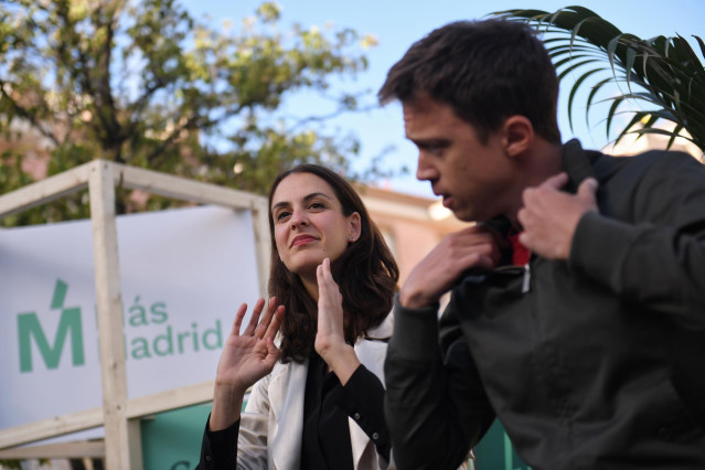 La portavoz de Más Madrid en el Ayuntamiento y candidata a la Alcaldía, Rita Maestre, y diputado de Más País, Íñigo Errejón, durante el primer acto de precampaña de Más Madrid, en la plaza Nelson Mandela