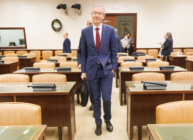 Archivo - El gobernador del Banco de España, Pablo Hernández de Cos,  a su llegada a una Comisión de Asuntos Económicos y Transformación Digital, en el Congreso de los Diputados, a 23 de febrero de 2023, en Madrid (España). Durante su comparecencia, Pablo
