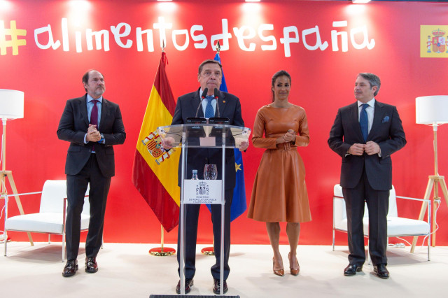 Archivo - El ministro de Agricultura, Pesca y Alimentación, Luis Planas (c), ofrece una rueda de prensa en la inauguración de la 35ª edición del Salón Gourmets en Ifema Madrid
