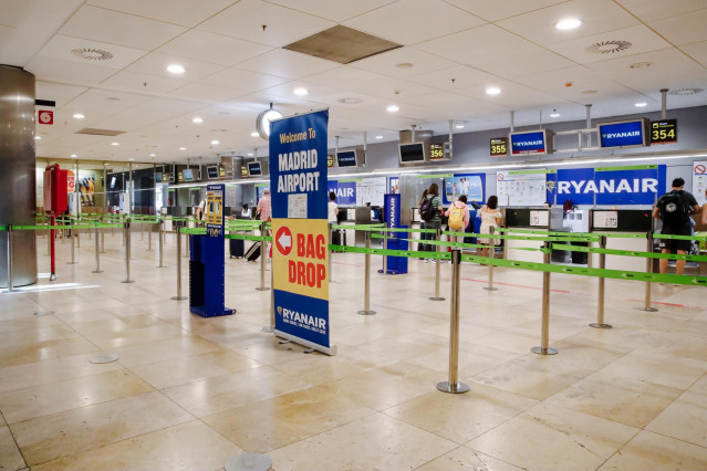 Archivo - Varios pasajeros en la cola de facturación de los mostradores de Ryanair en el Aeropuerto Adolfo Suárez Madrid- Barajas, durante el cuarto día de huelga de la compañía irlandesa, a 27 de junio de 2022, en Madrid (España).
