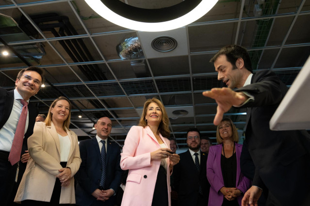 (I-D) El Ceo De Vueling, Marco Sansavini; La Responsable De Prensa, Sandra Hors; El Delegado Del Gobierno Carlos Prieto; La Ministra Raquel Sánchez; El Presidente De La Generalitat, Pere Aragonès, Y La Consellera Natàlia Mas.