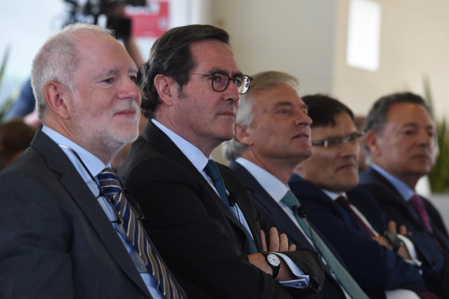 El presidente de la CEOE, Antonio Garamendi (2i), durante la presentación del 'Monitor de Empresas de la Economía Sénior 2023' en Fundación Mapfre, a 14 de abril de 2023, en Madrid (España).