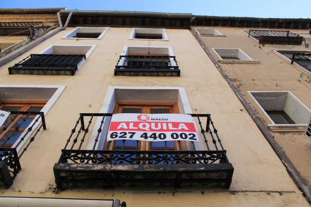 Archivo - Vivienda con un cartel de 'Se alquila'