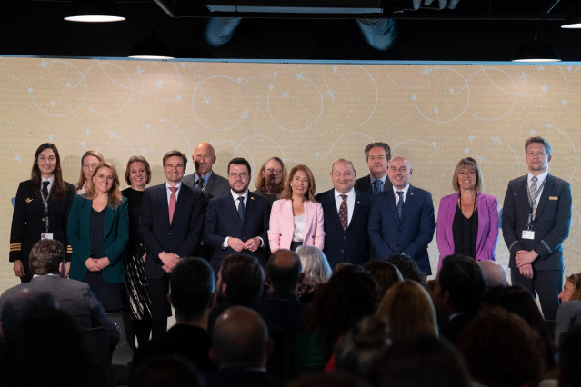 (I-D) La Consellera Natàlia Mas; El Ceo De Vueling, Marco Sansavini; El Presidente De La Generalitat, Pere Aragonès; La Ministra Raquel Sánchez; El Delegado Del Gobierno, Carlos Prieto, Y La Presidenta De La Diputación De Barcelona, Núria Marín.
