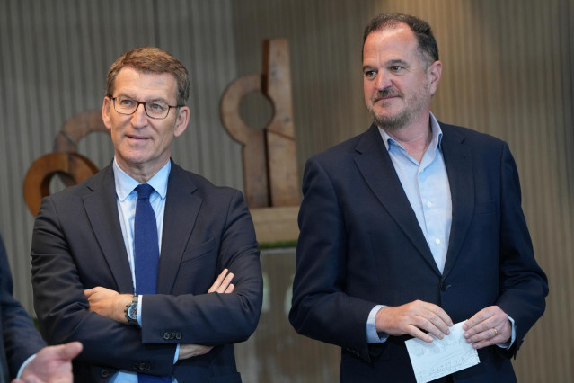 El presidente del Partido Popular, Alberto Núñez Feijóo (i), y el presidente del PP Vasco, Carlos Iturgaiz (d), durante una visita a la empresa Viralgen VC, a 14 de abril de 2023, en Donostia-San Sebastián.
