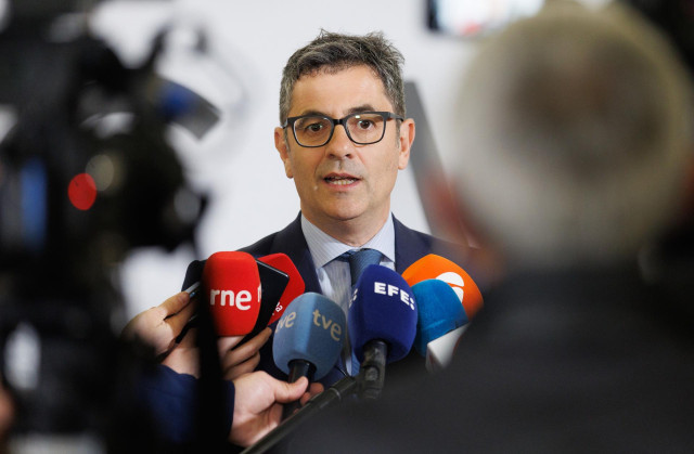 El ministro de la Presidencia, Relaciones con las Cortes y Memoria Democrática, Félix Bolaños, ofrece declaraciones a los medios durante un desayuno informativo organizado por el Ilustre Colegio de la Abogacía de Madrid (ICAM), a 13 de abril de 2023.