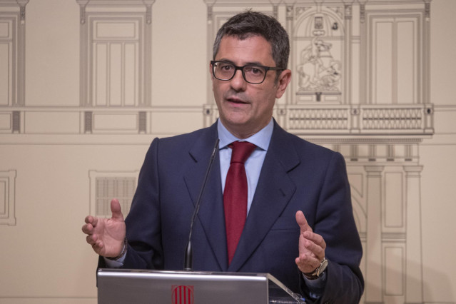 Archivo - El ministro de Presidencia Féliz Bolaños, realiza declaraciones tras una reunión con la consellera de Presidencia de la Generalitat, para esclarecer el supuesto monitoreo a secesionistas catalanes entre 2019 y 2020, a 24 de abril de 2022, en Bar