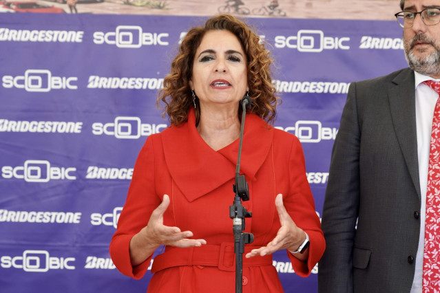 Archivo - La ministra de Hacienda y Función Pública, María Jesús Montero, durante la atención a los medios. A 14 de abril de 2023, en Utrera, Sevilla (Andalucía, España). La ministra de Hacienda y Función Pública, María Jesús Montero, ha acudido a la loca
