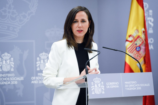 La secretaria general de Podemos y ministra de Derechos Sociales y Agenda 2030, Ione Belarra, ofrece una rueda de prensa por la ley de la vivienda, en el Ministerio de Derechos Sociales y Agenda 2030, a 14 de abril de 2023, en Madrid (España).