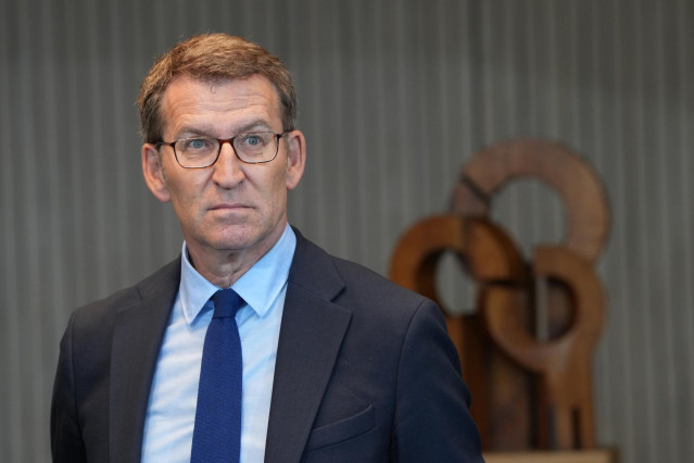 El presidente del Partido Popular, Alberto Núñez Feijóo, durante una visita a la empresa Viralgen VC, a 14 de abril de 2023, en Donostia-San Sebastián, Gipuzkoa, País Vasco (España). La sede de Viralgen Vector Core (Viralgen) en San Sebastián, dedicada a