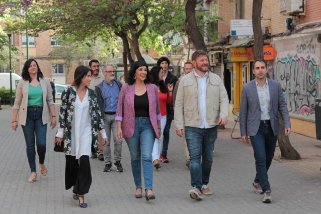 La secretaria general de Podemos Andalucía, Martina Velarde, y el coordinador de IU Andalucía, Toni Valero, ambos en los extremos de la imagen, en Málaga para anunciar su acuerdo en esta capital para las municipales. (Foto de archivo)