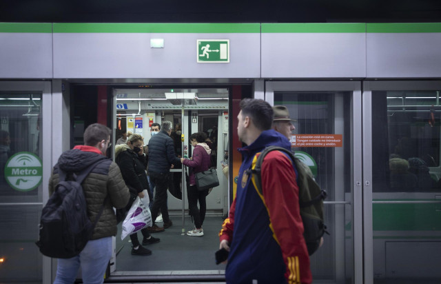 Archivo - Varias personas con y sin mascarillas en la estación de metro. A 08 de febrero de 2023, en Sevilla (Andalucía, España). El uso de las mascarillas en los transportes públicos de España deja de ser obligatorio hoy, una vez publicada en el Boletín