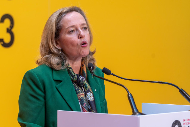 La vicepresidenta primera y ministra de Asuntos Económicos y Transformación Digital, Nadia Calviño, atiende a los medios de comunicación, a 29 de marzo de 2023, en Cádiz, (Andalucía,  España) .