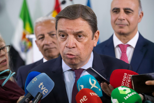 El ministro de Agricultura, Pesca y Alimentación, Luis Planas, atiende a los medios durante la inauguración del Complejo del Ibérico de Extremadura (Cibex), a 16 de marzo de 2023, en Zafra, Badajoz, Extremadura (España).