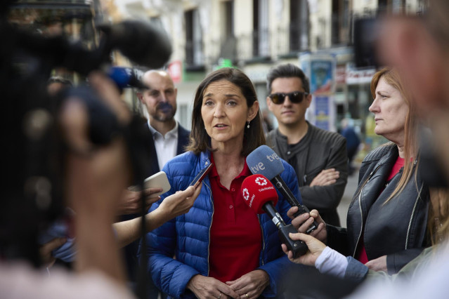 La candidata socialista a la Alcaldía, Reyes Maroto, ofrece declaraciones a los medios antes de coger una bicicleta de una estación de bicimad, desde la estación de Cercanías de Embajadores, a 10 de abril de 2023, en Madrid (España). .