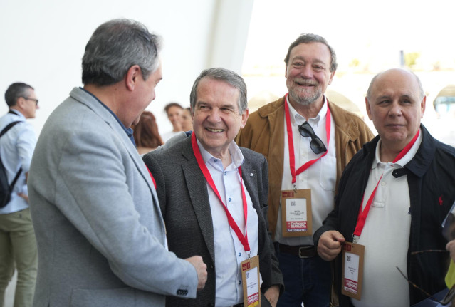 El alcalde de Vigo, Abel Caballero (2i), el secretario de organización de Psoe Zaragoza, Martín Nicolás (2d), 6y el secretario general de la FEMP, Carlos Daniel Casares (1d), a su llegada a la celebración de la Conferencia Municipal del Partido Socialista