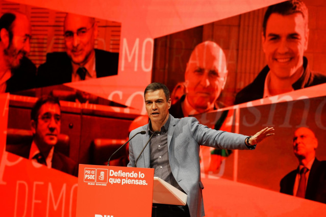 El presidente del Gobierno, Pedro Sánchez, en el homenaje a Rodolfo Ares en Bilbao.