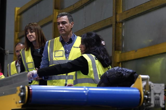 El presidente del Gobierno visita el proyecto Ekintza Biribila en la planta de Koopera en Mungia (Bizkaia)
