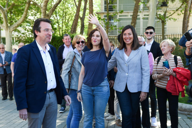 La presidenta de la Comunidad de Madrid y presidenta del Partido Popular (PP) de la Comunidad madrileña, Isabel Díaz Ayuso (c), y el lidere del PP de Leganés, Miguel Ángel Recuenco, llegan a un acto de precampaña del PP