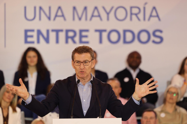 El presidente del Partido Popular (PP), Alberto Núñez Feijóo,  interviene durante el acto de entrega de carnés a nuevos afiliados en el último año, en el Hotel Hiberus, a 1 de abril de 2023, en Zaragoza, Aragón, (España). Feijóo conmemora su primer año al