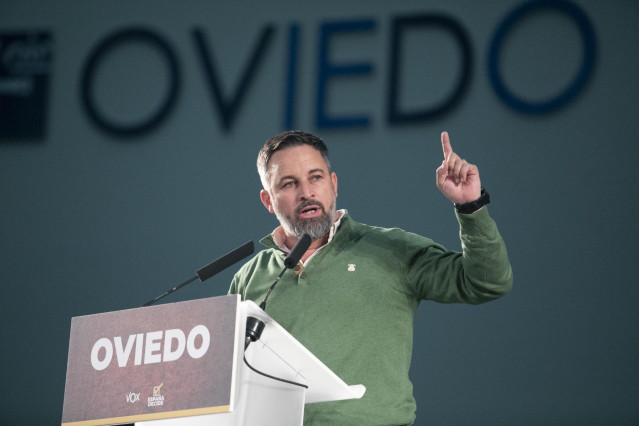 El presidente de Vox, Santiago Abascal, interviene durante la presentación de la campaña ‘España Decide’, en el Palacio de Exposiciones y Congresos, a 15 de abril de 2023, en Oviedo, Asturias, (España).