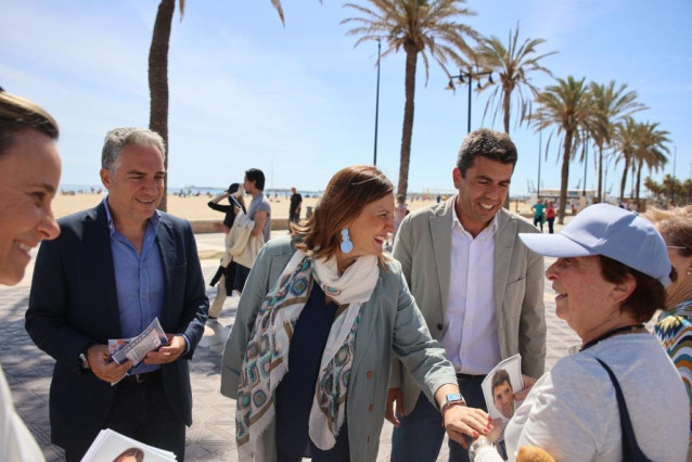 La portavoz del PP en el Ayuntamiento de València y candidata a la Alcaldía, María José Catalá, visita una carpa informativa, este sábado en València