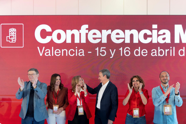 (I-D)  El presidente de la Generalitat, Ximo Puig; la candidata del PSPV al Ayuntamiento de Valencia y actual vicealcaldesa, Sandra Gómez; la alcaldesa de Castellón, Amparo Marco;  el expresidente del Gobierno, José Luis Rodríguez Zapatero; la ministra de