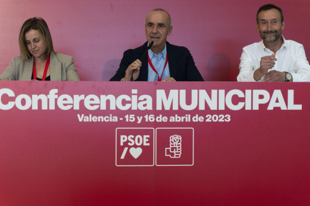 El alcalde y candidato a la alcaldía de Sevilla por el PSOE, Antonio Muñoz, en la primera jornada de la celebración de la Conferencia Municipal del Partido Socialista, en la Ciudad de las Artes y las Ciencias, a 15 de abril de 2023, en Valencia.