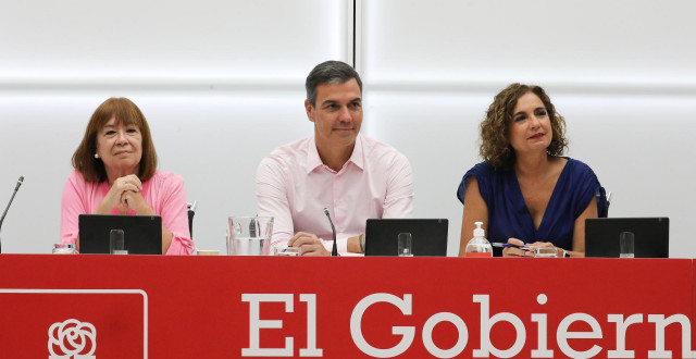 Archivo - (I-D) La vicepresidenta primera del Senado y presidenta del PSOE, Cristina Narbona; el presidente del Gobierno y secretario general del PSOE, Pedro Sánchez y la número dos del partido y ministra de Hacienda y Función Pública, María Jesús Montero