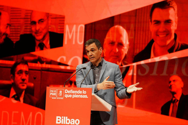 El secretario general del PSOE y presidente del Gobierno, Pedro Sánchez, interviene durante el homenaje a Rodolfo Ares