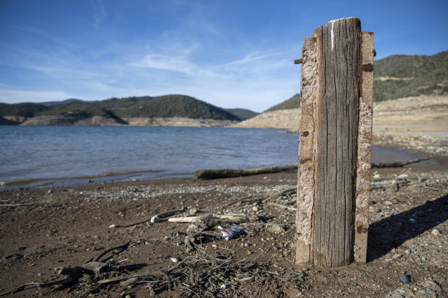 Imágenes de la sequía en el pantano de Rialb, a 27 de marzo de 2023, en la Baronía de Rialb, Lérida, Catalunya (España). El Ayuntamiento de Barcelona ya ha implementado medidas extremas en su plan de emergencia para hacer frente a la sequía, que incluyen