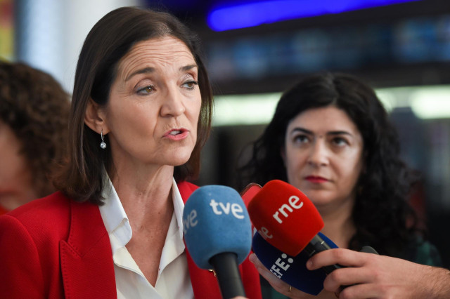 La ministra de Industria, Turismo y Comercio y candidata del PSOE a la Alcaldía de Madrid, Reyes Maroto, realiza declaraciones a los medios antes de la presentación del documental 'Help Ukraine',  a 19 de marzo de 2023, en Madrid, (España).