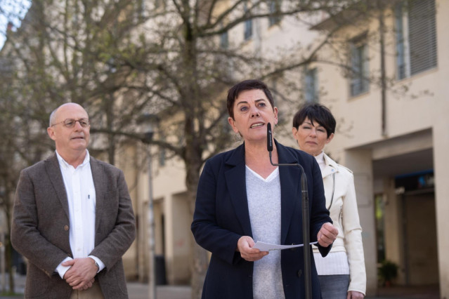 La portavoz de EH Bildu en el Congreso, Mertxe Aizpurua, junto a los candidatos Juan Karlos Izagirre y Maddalen Iriarte