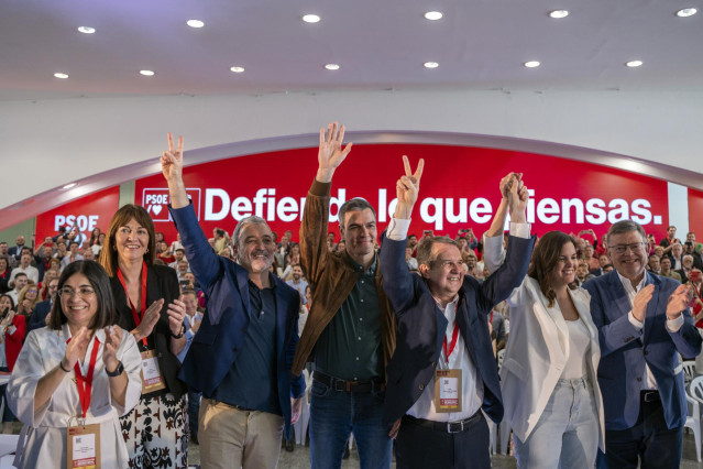 (I-D) La candidata del PSOE a la Alcaldía de Las Palmas de Gran Canaria, Carolina Darias; la vicelehendakari, Idoia Mendia; el secretario general del PSOE y presidente del Gobierno, Pedro Sánchez, el alcalde de Vigo, Abel Caballero; la candidata del PSPV