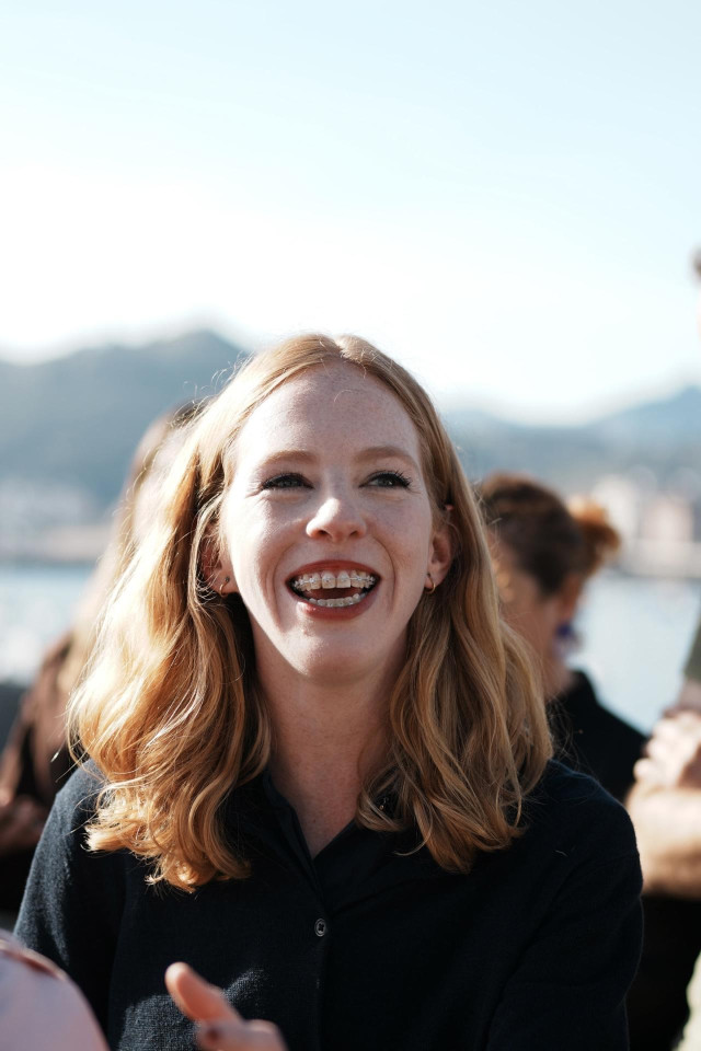 La secretaria Organización de Podemos y secretaria de Estado de Agenda 2030, Lilith Verstrynge, atiende a los medios en su visita a Castro Urdiales, a 7 de abril de 2023, en Castro Urdiales, Cantabria, (España).