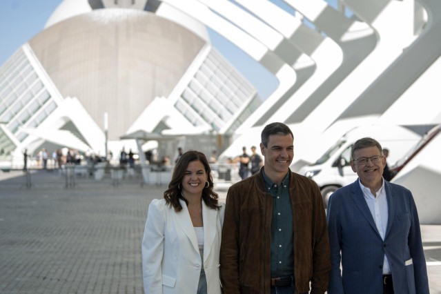 La candidata del PSPV al Ayuntamiento de Valencia , Sandra Gómez; el secretario general del PSOE y presidente del Gobierno, Pedro Sánchez, y el presidente de la Generalitat de Valencia, Ximo Puig; llegan a la clausura de la Conferencia Municipal del PSOE