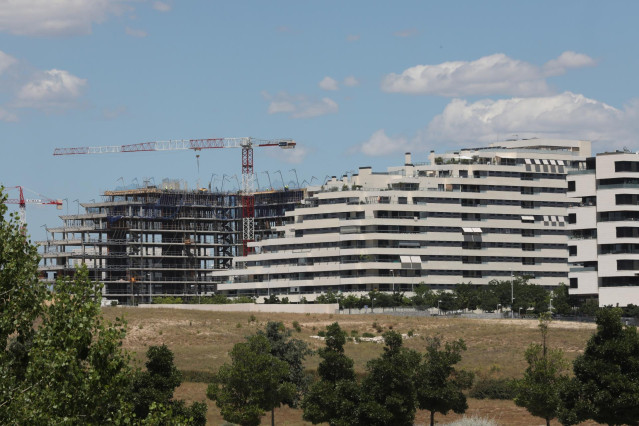 Archivo - Edificio en construcción en Madrid