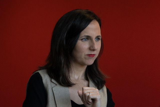 La líder de Podemos y ministra de Derechos Sociales, Ione Belarra, durante una visita a la Oficina municipal de Derechos Energéticos de Rubí, a 5 de abril de 2023, en Rubí, Barcelona, Catalunya (España).