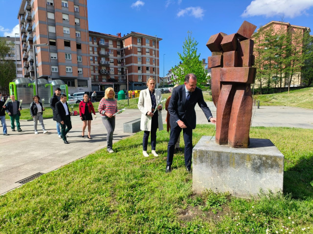 El presidente del PP vasco, Carlos Iturgaiz, deposita flores en el monolito a las víctimas del terrorismo en Galdakao (Bizkaia).