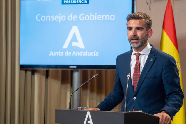 El consejero de Sostenibilidad, Medio Ambiente y Economía Azul y portavoz del Gobierno, Ramón Fernández Pacheco, en la rueda de prensa