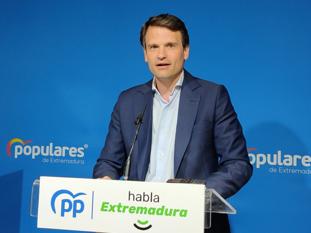 El portavoz del PP de Extremadura, Abel Bautista, en una rueda de prensa en Mérida este lunes.